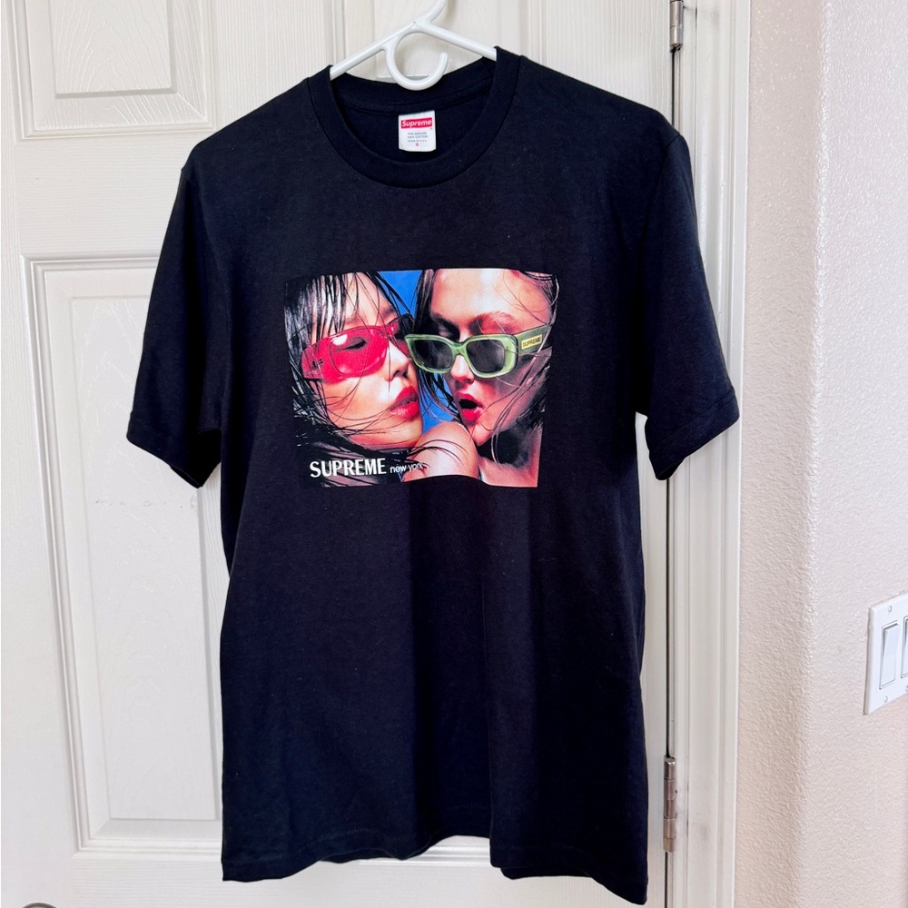 👍🏻 NWT Supreme Black Tee with Bold Graphic